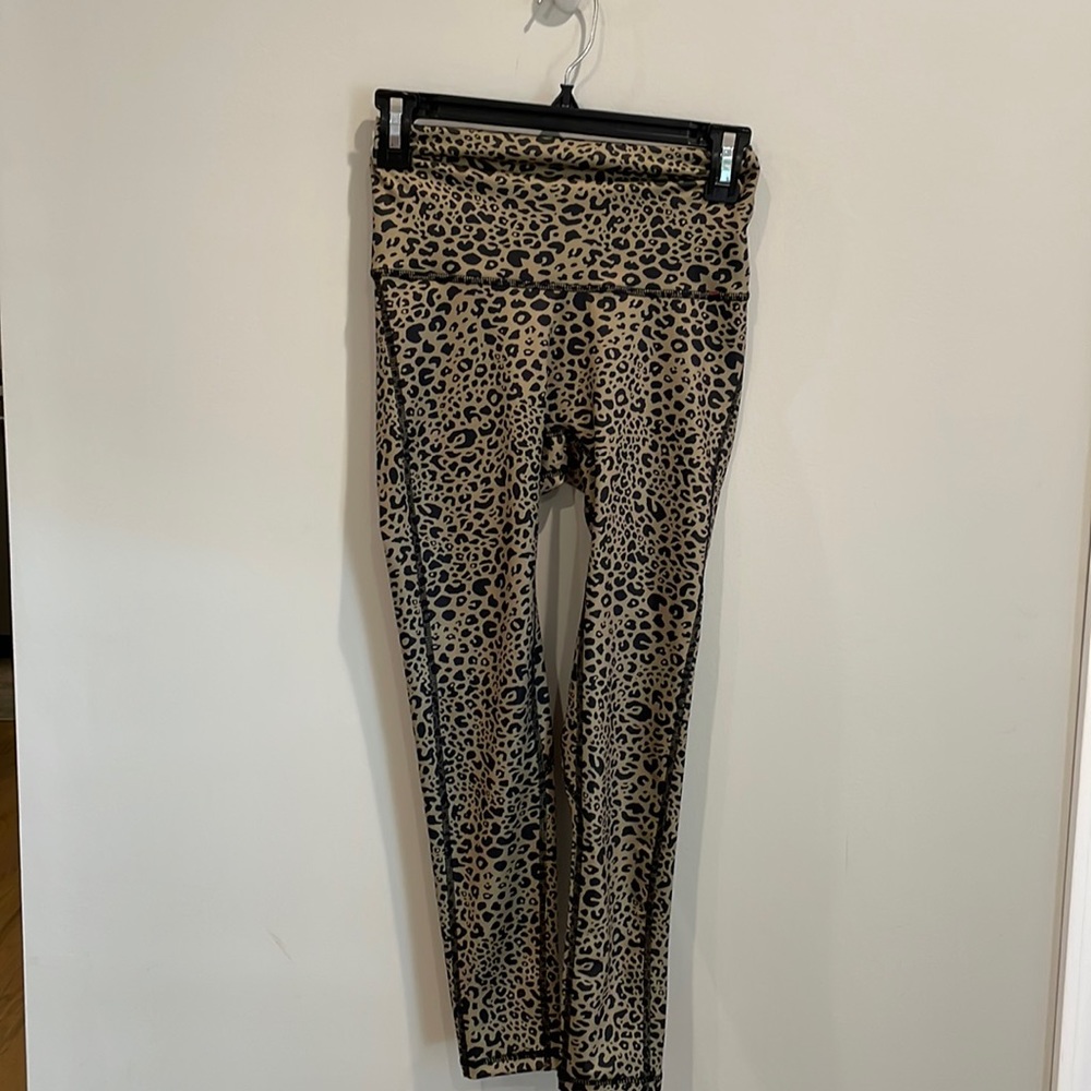 Alo yoga greenish gold cheetah print leggings size xsmall